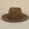 Détail d'un chapeau fedora en laine marron avec ruban léopard et boucle dorée - M (56-58cm) / Kaki