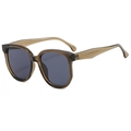 Occhiali da sole moderni cat-eye oversize con montatura ambrata e lenti grigio scuro - Beige C02