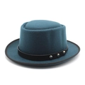 Détail du chapeau pork pie en feutre bleu paon avec bande en cuir noir et clous argent - M (56-58cm) / Bleu sarcelle