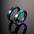 Anillos de acero de titanio pulido en azul oscuro e irisados sobre espejo oscuro - US 6 / Azul