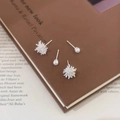 Detailansicht von Silber-Schneeflocken und Perlenohrringen auf einem Vintage-Buch - Silbernadel-Silber (4er-Set)