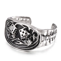 Bracelet jonc ouvert vintage en acier argenté avec crâne dés et détails de flammes - Style Double Crâne Dés Motif Flamme (KB42917-D)