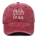 Berretto da baseball in cotone rosso slavato con ricamo bianco Faith over Fear - Regolabile / Borgogna