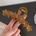 Bernsteinfarbene, lichtdurchlässige große Haarspange in Blumenform mit goldener Feder - 13cm / Braun