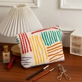 Detail van de corduroy make-uptas met bloemenpatroon en zachte stoffen textuur - Regenboog Gestreept