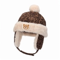 Detail der Winter-Leopardenmütze für Babys mit Plüschfutter und Bären-Aufnäher - 50cm (Empfohlen 1-2 Jahre) / Cartoon Bär Patch Stil / Kaffeebraun