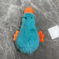 Blauwe pluchen vogelbekdier hondenspeeltje met oranje snavel en een piepend geluid - Blauwe Pluche Eend