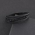 Dettaglio del bracciale multistrato da uomo in pelle intrecciata con perline e chiusura magnetica - Nero (KB147668-KLHQ)