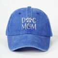 Détail de la broderie blanche DOG MOM et empreinte de patte sur casquette bleue - Bleu Royal
