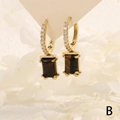 Dettaglio degli orecchini a cerchio placcati oro 18K con zircone e pendente occhio di tigre - Rettangolo Marrone (ER1519-B) / Oro