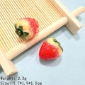 Dettaglio fragola in resina 3D con texture realistica e dimensioni 1,7x1,5x1,5cm - Fragola Piccola