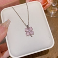 Collier délicat en titane argenté avec un pendentif trèfle rose et un accent de zircon - Acier Titane X220 : Rétention De Couleur