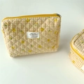 Detalle de neceser amarillo acolchado de algodón con estampado de carita sonriente - Sonrisa de Cuadros Amarillos