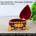 Vista dettagliata del portagioie a cuore con smalto viola e decori floreali dorati - Cuore Oro-Viola