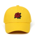 Détail de la broderie rose rouge sur le devant d'une casquette en coton jaune - Jaune