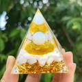 Pyramide en cristal avec pierres blanches polies et symbole du cube de Métatron doré - Style 17
