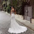 Vestido de novia sirena de encaje blanco con espalda abierta, tirantes y cola larga - 2 / Vestidos / Blanco