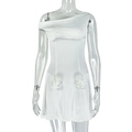 Detail van witte mini-jurk met één schouder en stoffen roosversieringen in de taille - S / Wit