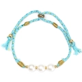 Detailansicht eines blau-grün geflochtenen Armbands mit weißen Perlen und Goldakzenten - Himmelblau Grasgrün Gemischt (BE1681GD05)
