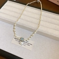 Collier en perles argentées avec perles blanches et pendentif gemme bleue sur fond en tissu - Métal argenté perle blanche pierre bleue (61# Collier)