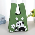 Borsa tote in maglia verde con grazioso panda e ricami floreali per il festival - Panda Fiore