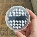 Große Make-up-Quaste mit Hahnentritt-Muster in klarem Behälter für perfektes Finish - Houndstooth Doppelt spitz - Verpackt