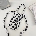 Detailweergave van de zachte pluche flestas met koepatroon en bijpassende schouderriem - Kleine Koeienprint