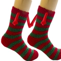 Dettaglio di calze natalizie in pile corallo a righe rosse e verdi su gambe di manichino - Modello 7 (Strisce Rosse Verdi)