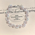 Dettaglio di un elegante bracciale di perle con accenti di zircone e chiusura a moschettone - Argento-Rosa