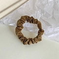 Elastico per capelli in raso marrone minimalista con texture setosa su sfondo neutro - 5# Caffè