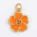 Colgante de flor de cobre hecho a mano con esmalte naranja y bordes de metal dorado - Marco dorado Flor naranja de cinco pétalos