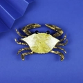 Broche crabe artistique en acrylique avec texture marbrée dorée sur fond bleu épuré - Crabe en Marbre Jaune Brun