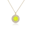 Detail der 18K vergoldeten Sonnenblumen-Kette mit Emaille-Gesicht und Zirkonia-Steinen - Neon-Gelbes Smiley-Gesicht