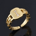 Bague ouverte dorée avec lettre I en zircons et anneau à texture de chaîne détaillée - Lettre I