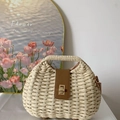 Beige Stroh-Handtasche mit brauner Lederklappe und goldenem Verschluss für Damen - Beige