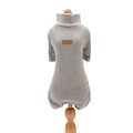 Grauer gerippter Haustierpullover mit Lederaufnäher und hohem Hals Vierbeiner-Design - S / Meliertes Grau