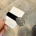 Dettaglio del fermaglio per capelli in velluto nero con strass a goccia brillanti - Goccia d'Acqua Piena