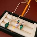 Makroansicht der Zirkon-Halskette mit grünen und lila Wassertropfen-Ohrringen im Set - Halskette-Gold-Grün (Zweiteiliges Set)