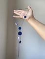 Détail d'un long collier à pendentifs en résine bleue avec fermoir réglable en métal doré - Style Disque Bleu / Bleu