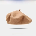 Khaki Wollbaske mit roter Herzstickerei für einen schicken, minimalistischen Look - Khaki