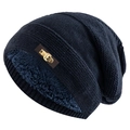 Detalle del gorro de punto azul marino con forro polar grueso y parche de cuero - Azul marino