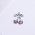 Vue macro du pendentif cerise avec cristaux roses et clairs sur base argentée - VD1639 / Base Argent Cerise Zircon Magenta