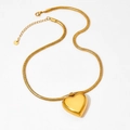 Elegante collana a serpente dorata con ciondolo a cuore 3D e chiusura a moschettone - Cuore Dorato (KDD956)