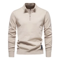Détail du pull en maille avoine avec demi-zip, col montant et texture fine côtelée - Abricot