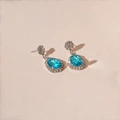 Eleganti orecchini a goccia con pietre azzurre a goccia e dettagli in micro-pavé di diamanti - Orecchini a Goccia di Cristallo Blu con Perno in Argento