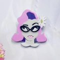 Retro Acryl Gänseblümchen Mädchen Brosche mit pinkfarbenem Haar und Katzenaugenbrille - Hellviolett