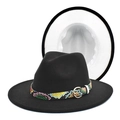 Détail d'un chapeau fedora noir avec ruban serpent coloré et boucle en métal doré - M (56-58cm) / Noir & Blanc