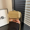Elegante pochette da sera in metallo dorato con righe verticali e sottile tracolla a catena - Grande / Oro