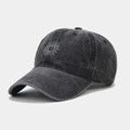 Detalle de gorra de béisbol de algodón lavado gris oscuro con bordado blanco y estilo retro - Ajustable / Negro