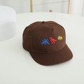 Détail de la broderie de trois dinosaures de dessin animé sur une casquette en coton marron - Trois Petits Dinosaures Café (HY-35012)